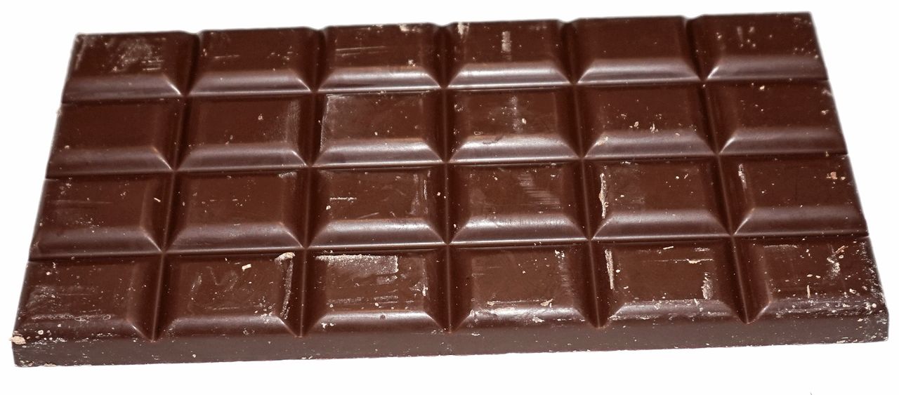 Barra de chocolate inteira, dividida em quadrados
