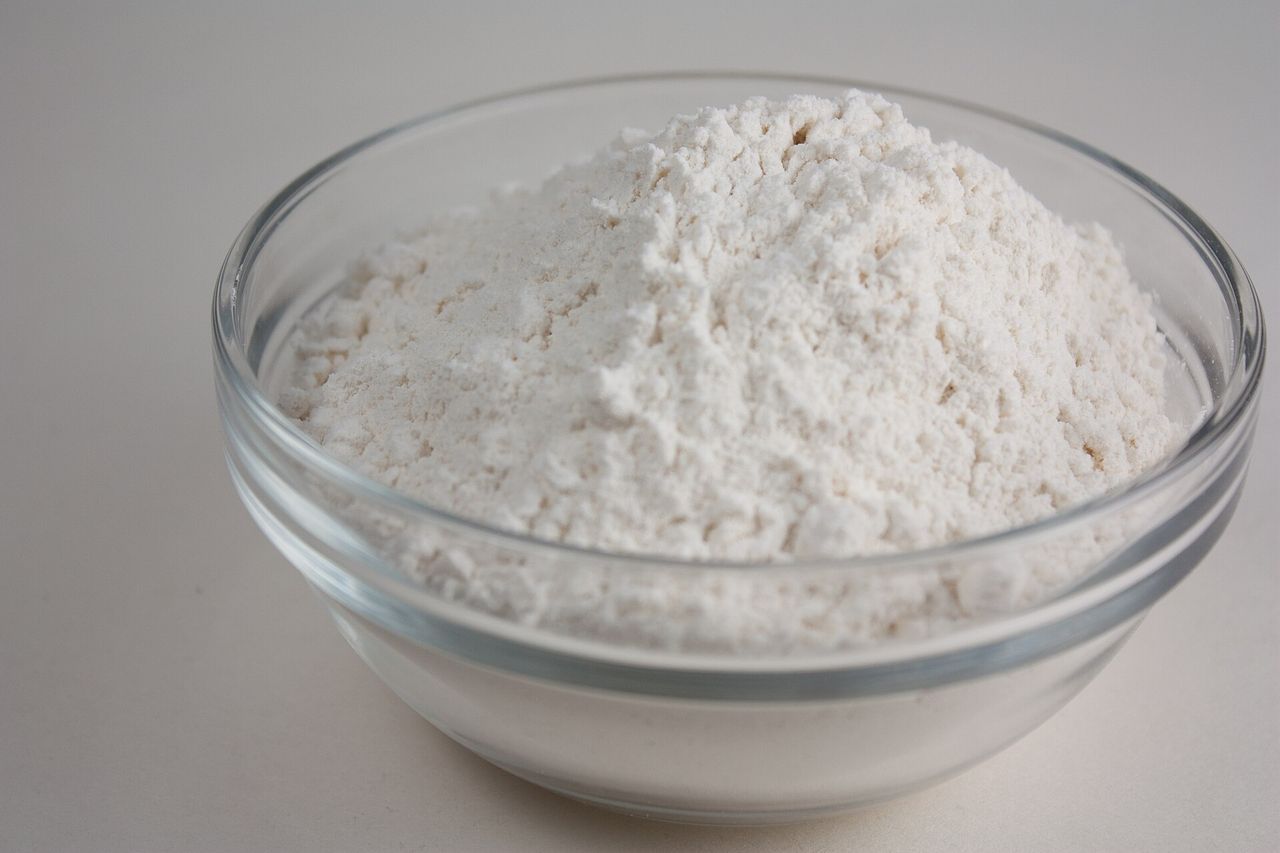 Tigela de vidro cheia de farinha de trigo