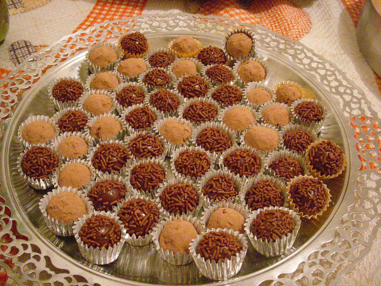 Bandeja rendada com dezenas de brigadeiros em forminhas
