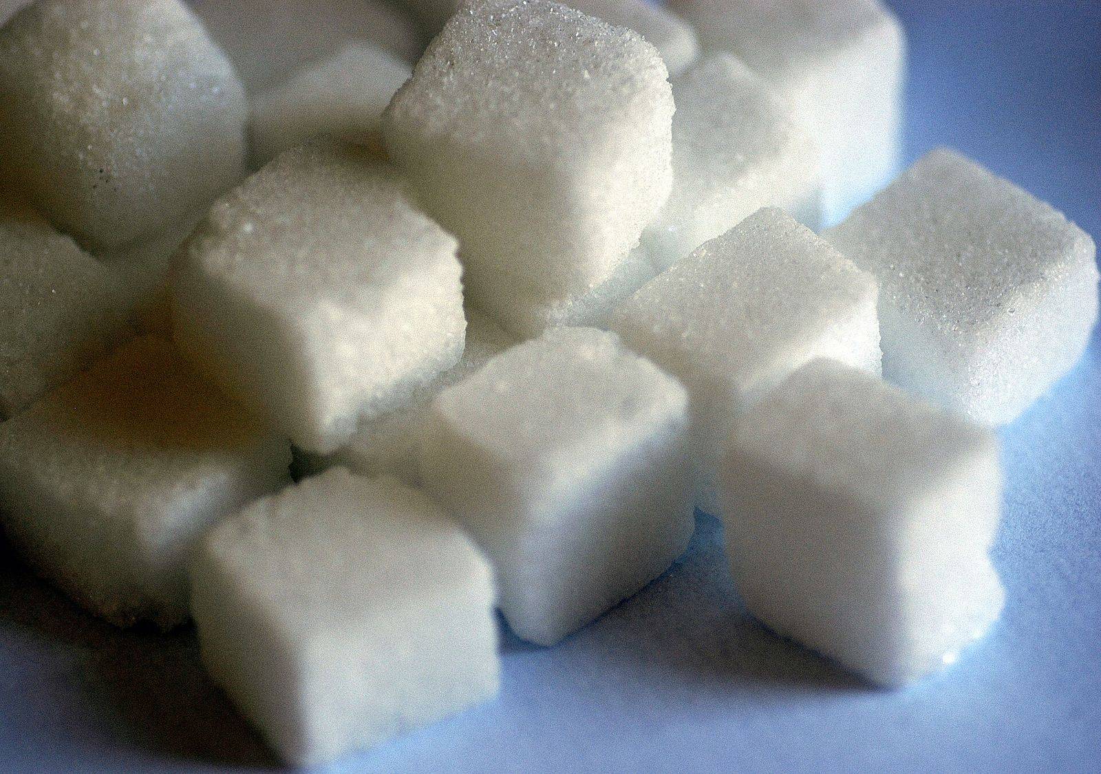 Cubos de açúcar branco empilhados